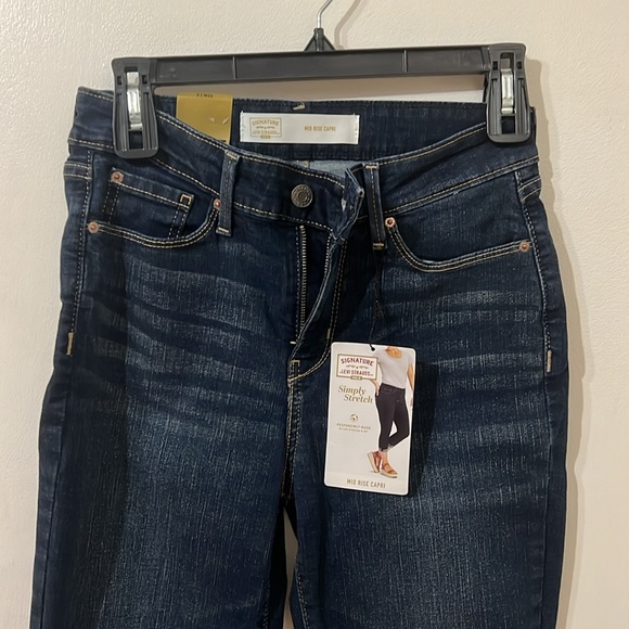 Signature by Levi Strauss & Co. Women's and Mid Rise Capri Jeans Size: 2 W26 - Picture 5 of 8